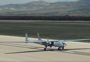 Die türkische Marine setzt große Aksungur-Kampfdrohnen ...