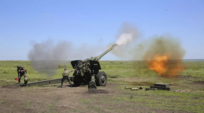 Ukrainische Streitkräfte zerstören sowjetische 152 mm Haubitze M1987 2A65 in Russland