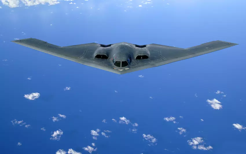 Northrop Grumman rüstet das Tarnkappenflugzeug B-2 Spirit auf. Es erhält einen JASSM-ER-Marschflugkörper, ein neues Zielbestimmungssystem und kann eine B-61 Mod 12-Atombombe tragen.
