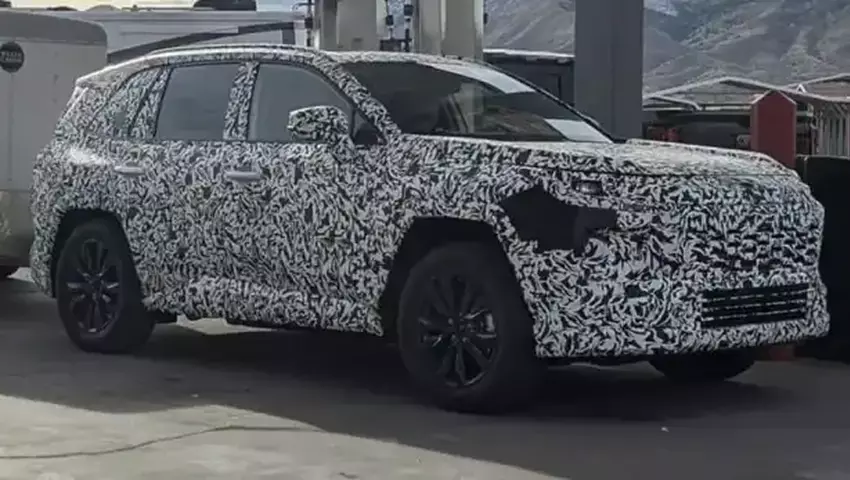 Bei dem Prototyp handelt es sich vermutlich um den Toyota RAV4 (2026)