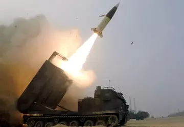 Biden versprach Zelenskyy die Lieferung der ...