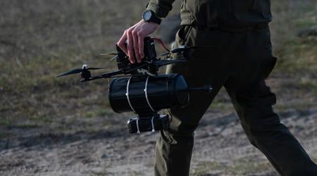 Das ukrainische Verteidigungsministerium führte eine Demonstration von FPV-Drohnen durch, die über Glasfaserkabel gesteuert werden
