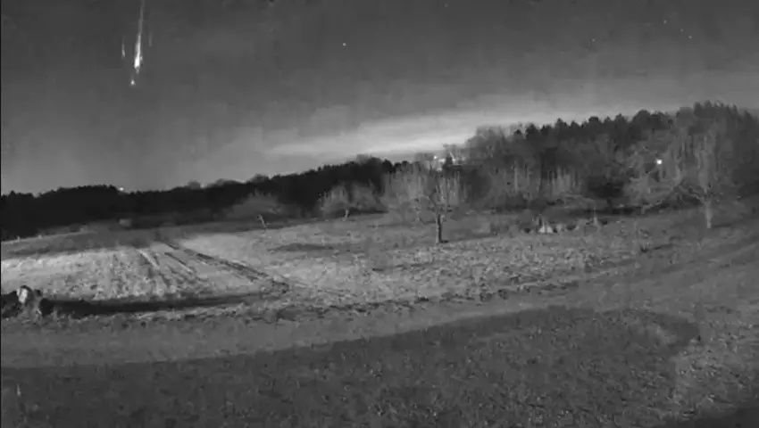 Herabfallende Weltraummüllteile