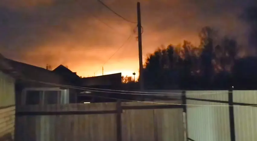 Unbemannte Luftfahrzeuge greifen ein Chemiewerk in Brjansk an, in dem Raketen hergestellt werden (Video)