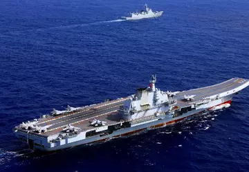 Der chinesische Flugzeugträger Shandong wurde zusammen ...