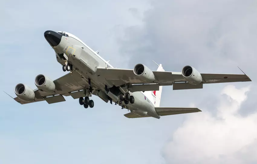 Das NATO-Flugzeug Boeing RC-135W flog zum Schwarzen Meer, um zu sehen, wie das russische Schiff sinkt