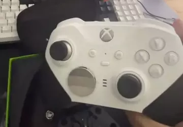 Unangekündigtes weißes Xbox Elite 2 Gamepad ...