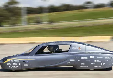 Das solarbetriebene Elektroauto Sunswift 7 bricht ...