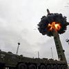 Die Russen haben die ballistische Interkontinentalrakete SS-27 Mod 2 mit einer Reichweite von 12.000 Kilometern gestartet, die einen nuklearen Sprengkopf mit einer Sprengkraft von bis zu 500 Kilotonnen tragen kann.-10 Die Russen haben die ballistische Interkontinentalrakete SS-27 Mod 2 mit einer Reichweite von 12.000 Kilometern gestartet, die einen nuklearen Sprengkopf mit einer Sprengkraft von bis zu 500 Kilotonnen tragen kann.-10