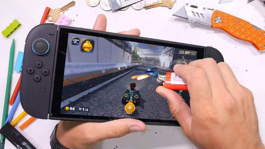 Ein Skalpell, ein Feuerzeug und starke Hände haben die Nintendo Switch 2 nicht kaputtgemacht: Blogger JerryRigEverything hat die neue Konsole auf Haltbarkeit getestet