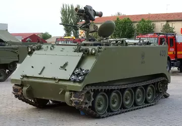 Gepanzerte Mannschaftstransportwagen M113 und Luftabwehrwaffen: Spanien ...
