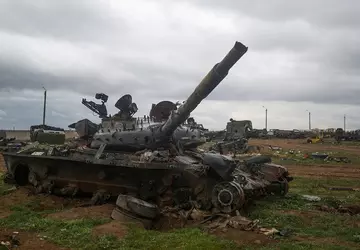 Ukrainische FPV-Drohnen greifen russische Panzer, gepanzerte ...