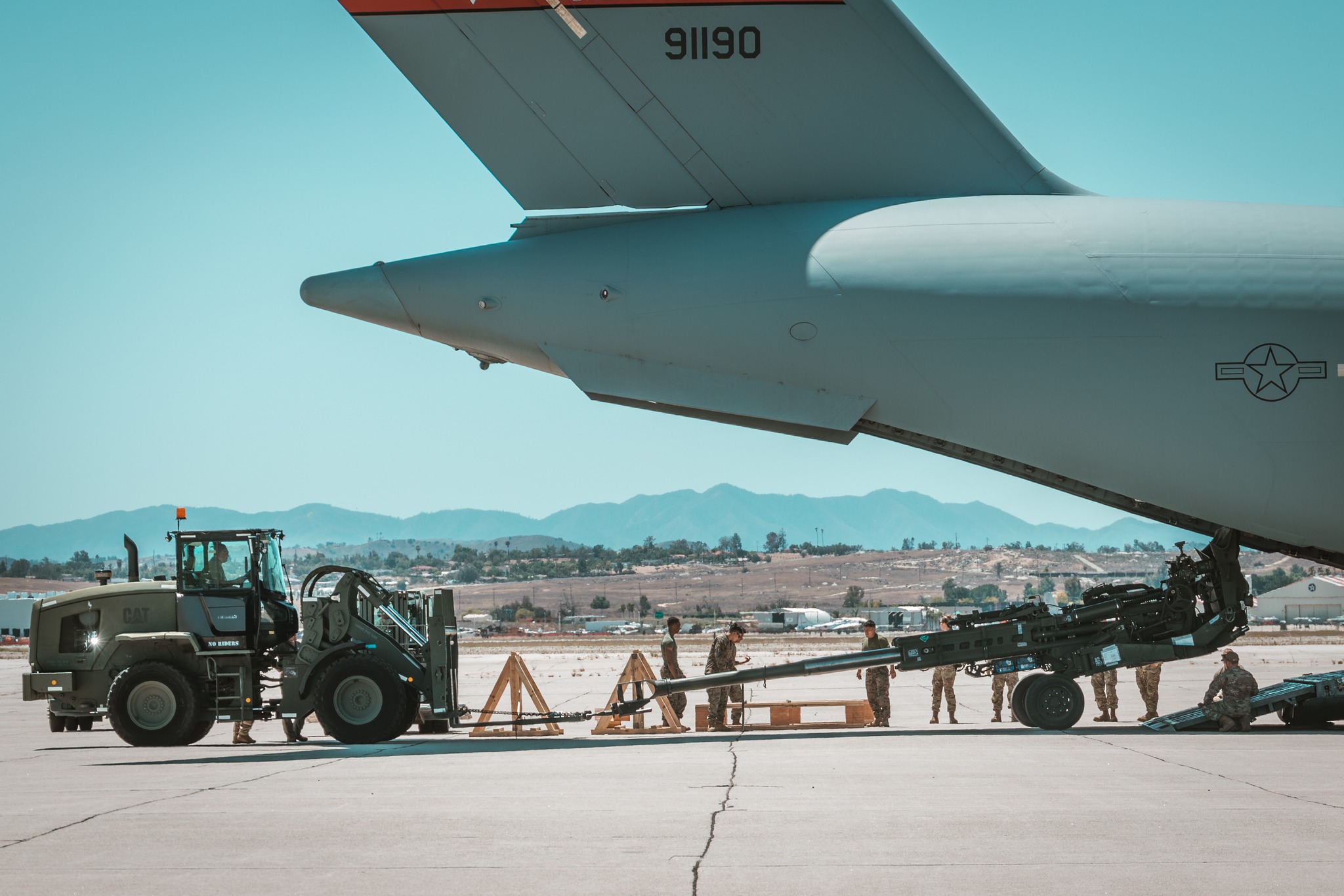Die Vereinigten Staaten schickten eine weitere Ladung M777-Haubitzen mit C-17 Globemaster III-Flugzeugen in die Ukraine