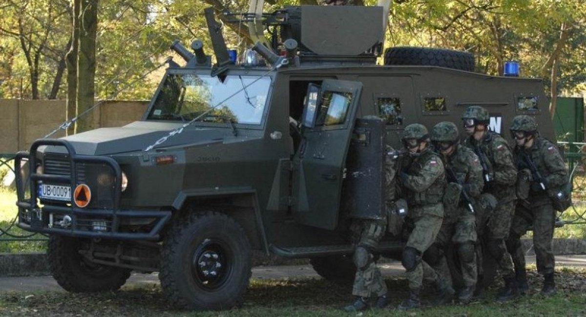 Die ukrainischen Streitkräfte zeigten an der Front das polnische Panzerfahrzeug AMZ Dzik Die ukrainischen Streitkräfte zeigten an der Front das polnische Panzerfahrzeug AMZ Dzik
