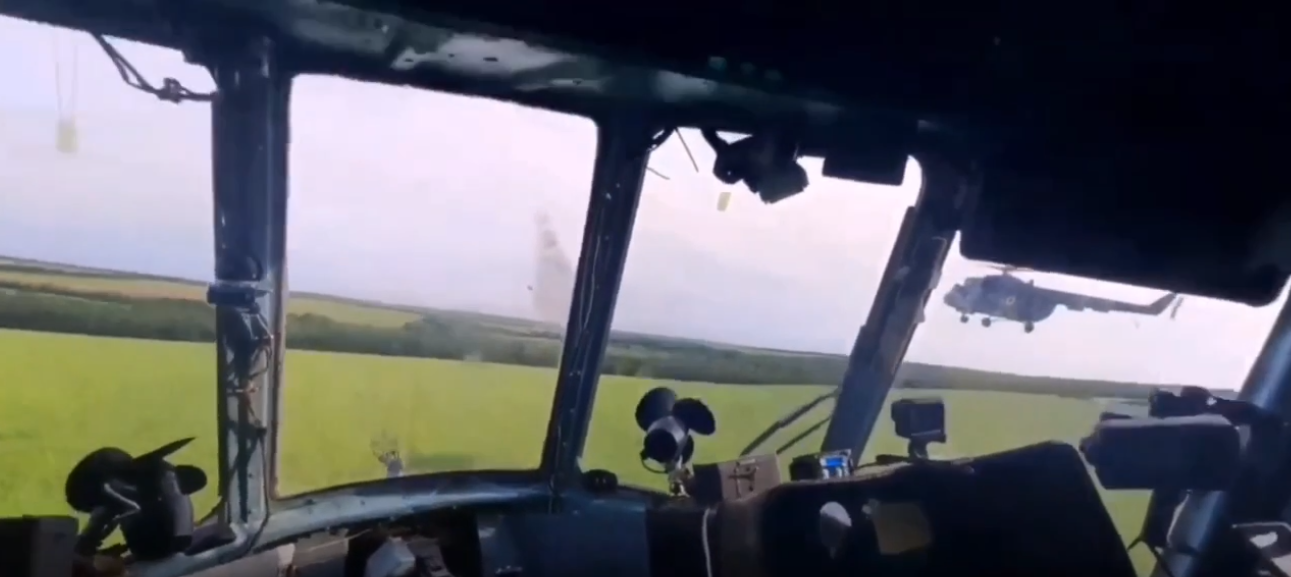 Veröffentlichte ein einzigartiges Video aus dem Cockpit eines Mi-8MSB-V-Hubschraubers während Angriffen auf Russen mit ungelenkten S-8-Raketen Veröffentlichte ein einzigartiges Video aus dem Cockpit eines Mi-8MSB-V-Hubschraubers während Angriffen auf Russen mit ungelenkten S-8-Raketen