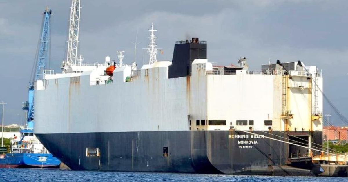 Ein Frachtschiff, das Elektroautos transportiert, brennt im Pazifischen Ozean Ein Frachtschiff, das Elektroautos transportiert, brennt im Pazifischen Ozean