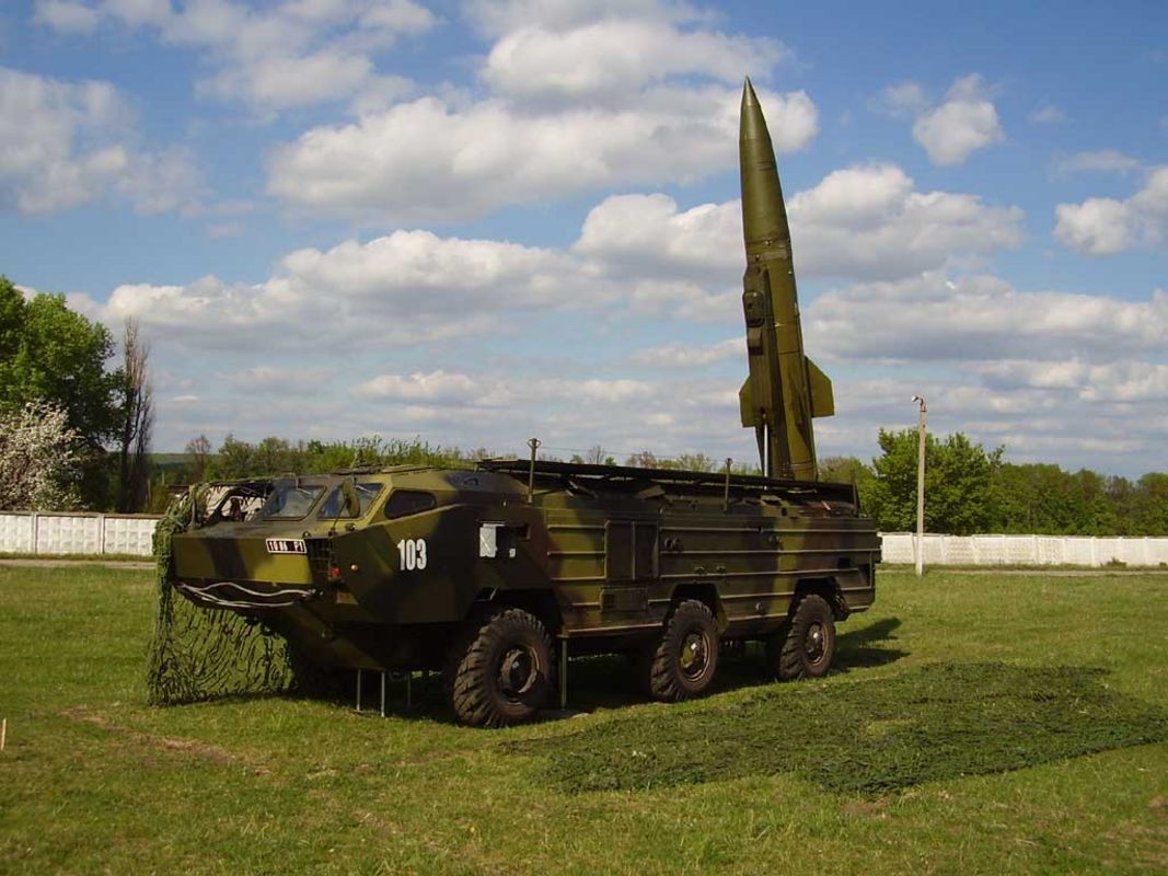 Aus Khrustalny ist ein Video aufgetaucht, in dem die Streitkräfte der Ukraine das größte Munitionsdepot mit der Tochka-U-Rakete zerstört haben - das Ausmaß der Zerstörung ist beeindruckend