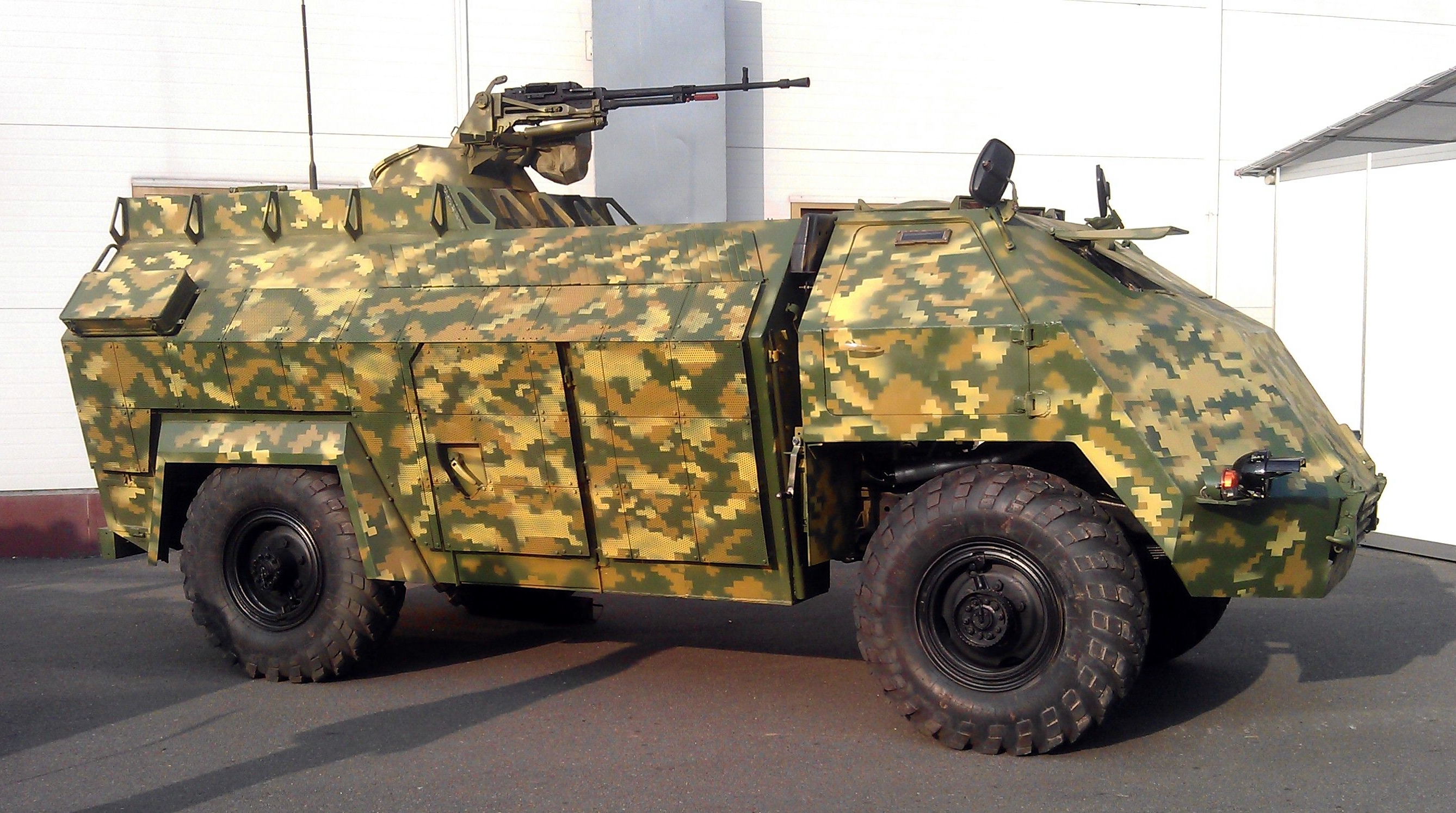 Die Streitkräfte der Ukraine haben im Krieg gegen Russland eine "Geheimwaffe" gezeigt - ein einzigartiges ukrainisches Panzerfahrzeug "Gadfly", das in einer einzigen Kopie erhältlich ist Die Streitkräfte der Ukraine haben im Krieg gegen Russland eine "Geheimwaffe" gezeigt - ein einzigartiges ukrainisches Panzerfahrzeug "Gadfly", das in einer einzigen Kopie erhältlich ist