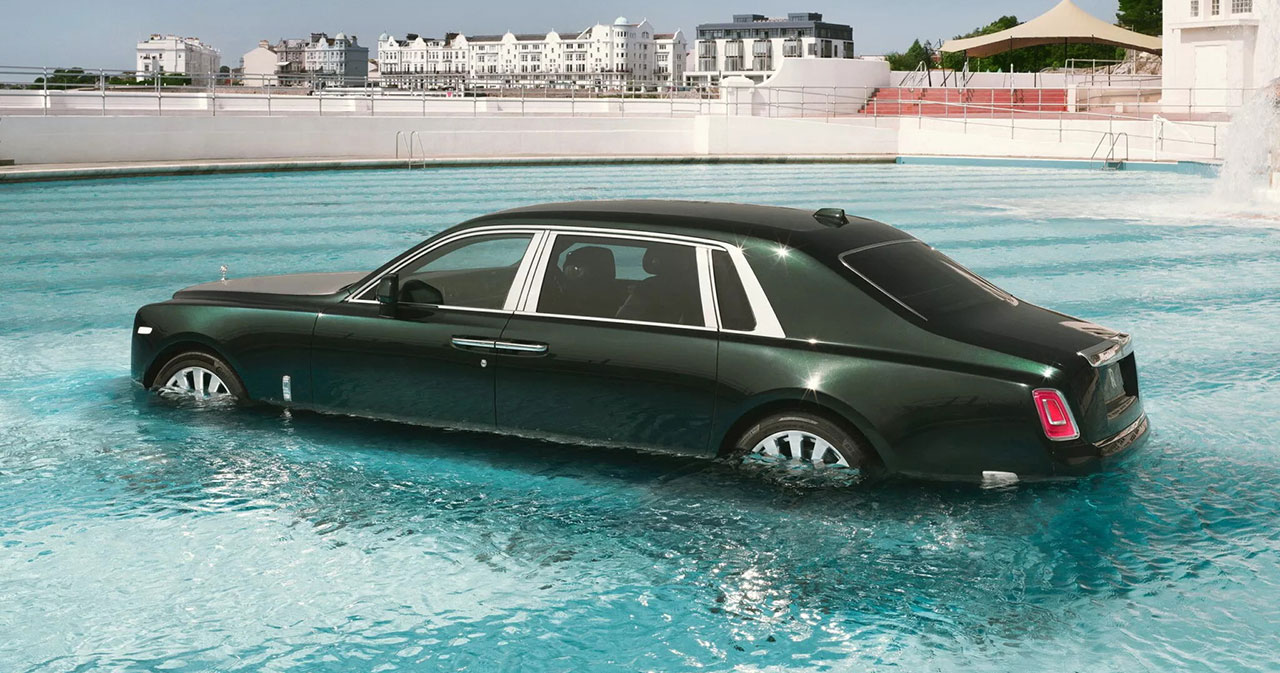 Der elegante Eintritt des Rolls-Royce Phantom ins Wasser: eine neue Rolle für das Symbol des Luxus Eine Legende der Automobilindustrie schwimmt: der Rolls-Royce Phantom erobert den Swimmingpool
