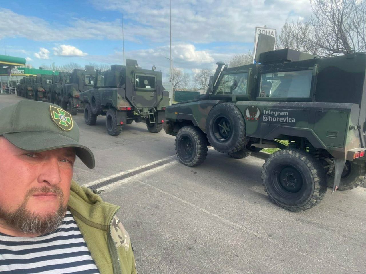 Britische Panzerfahrzeuge Alvis 4 mit Minenschutz sind in der Ukraine angekommen Britische Panzerfahrzeuge Alvis 4 mit Minenschutz sind in der Ukraine angekommen