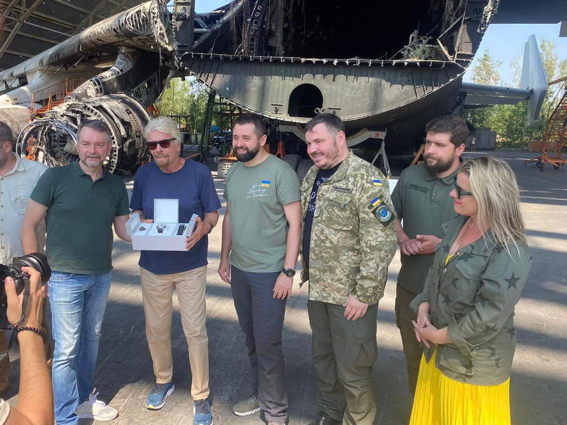 Der Gründer von Virgin Galactic, Richard Branson, traf in der Ukraine ein und besuchte den zerstörten Flugplatz in Gostomel Der Gründer von Virgin Galactic, Richard Branson, traf in der Ukraine ein und besuchte den zerstörten Flugplatz in Gostomel