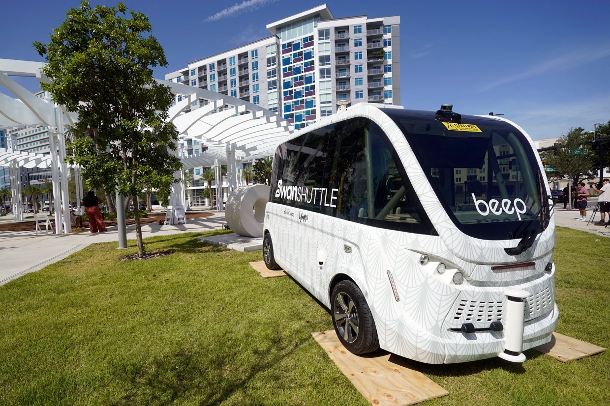 Orlando, Florida, führt ein selbstfahrendes Shuttle ein, das Fahrgäste kostenlos durch das Stadtzentrum bringt Orlando, Florida, führt ein selbstfahrendes Shuttle ein, das Fahrgäste kostenlos durch das Stadtzentrum bringt