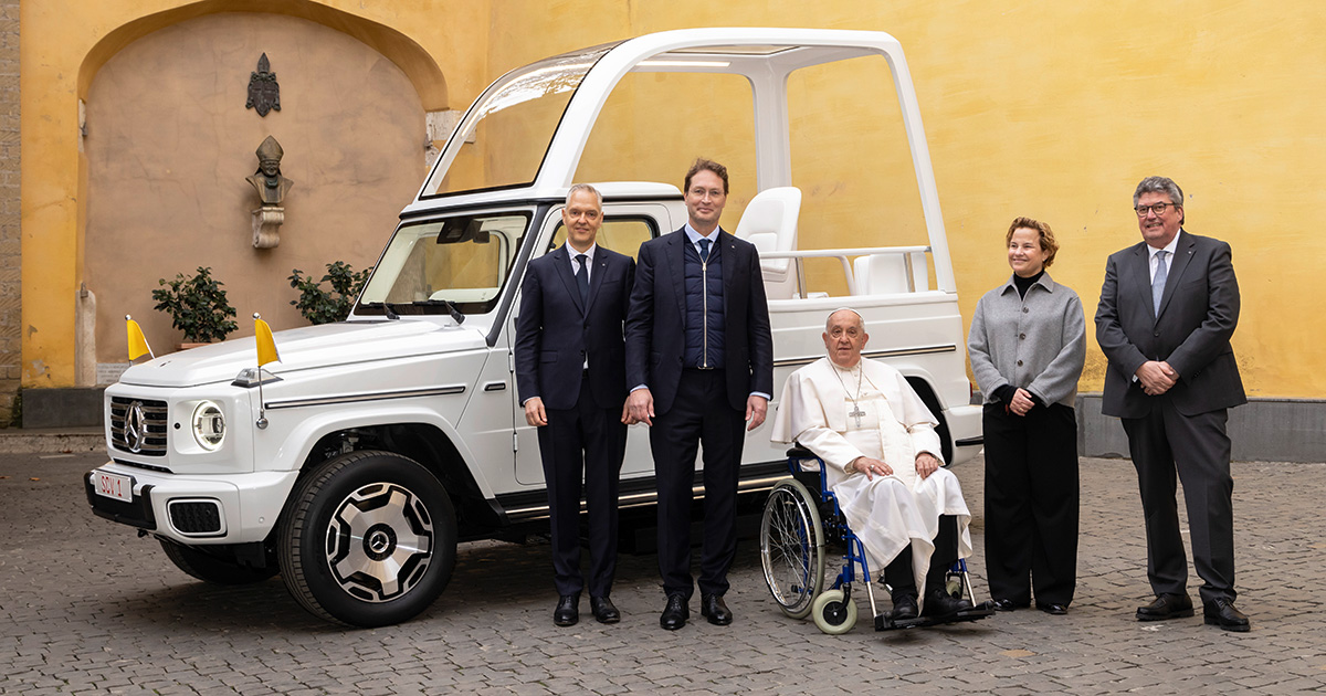 Treffen im Vatikan: Ein neuer Schritt in Richtung Nachhaltigkeit von Mercedes-Benz Mercedes-Benz präsentiert Papst Franziskus eine elektrische G-Klasse