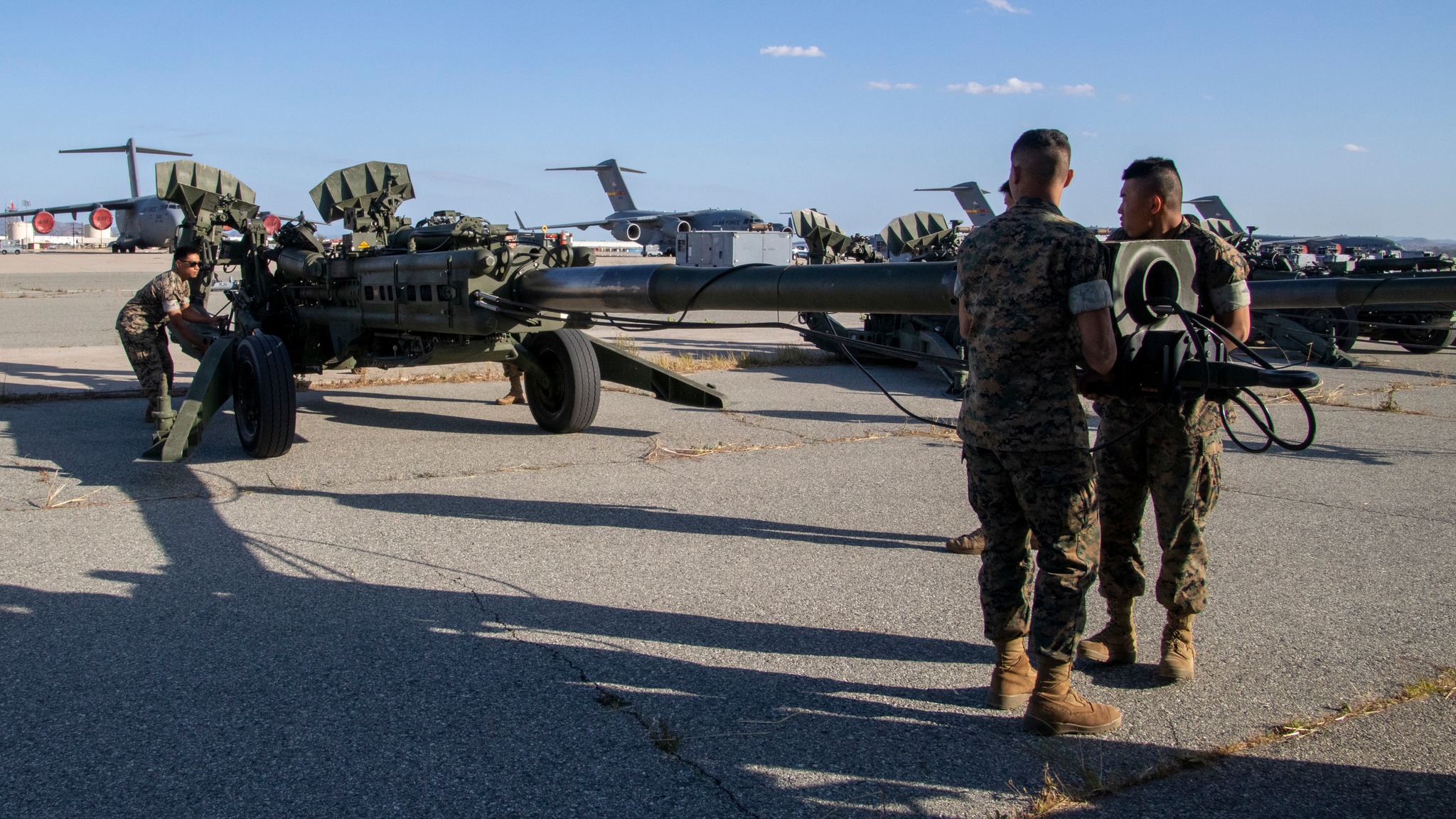 US-Marines bereiten 155-mm-Haubitzen M777 für den Versand in die Ukraine vor US-Marines bereiten 155-mm-Haubitzen M777 für den Versand in die Ukraine vor