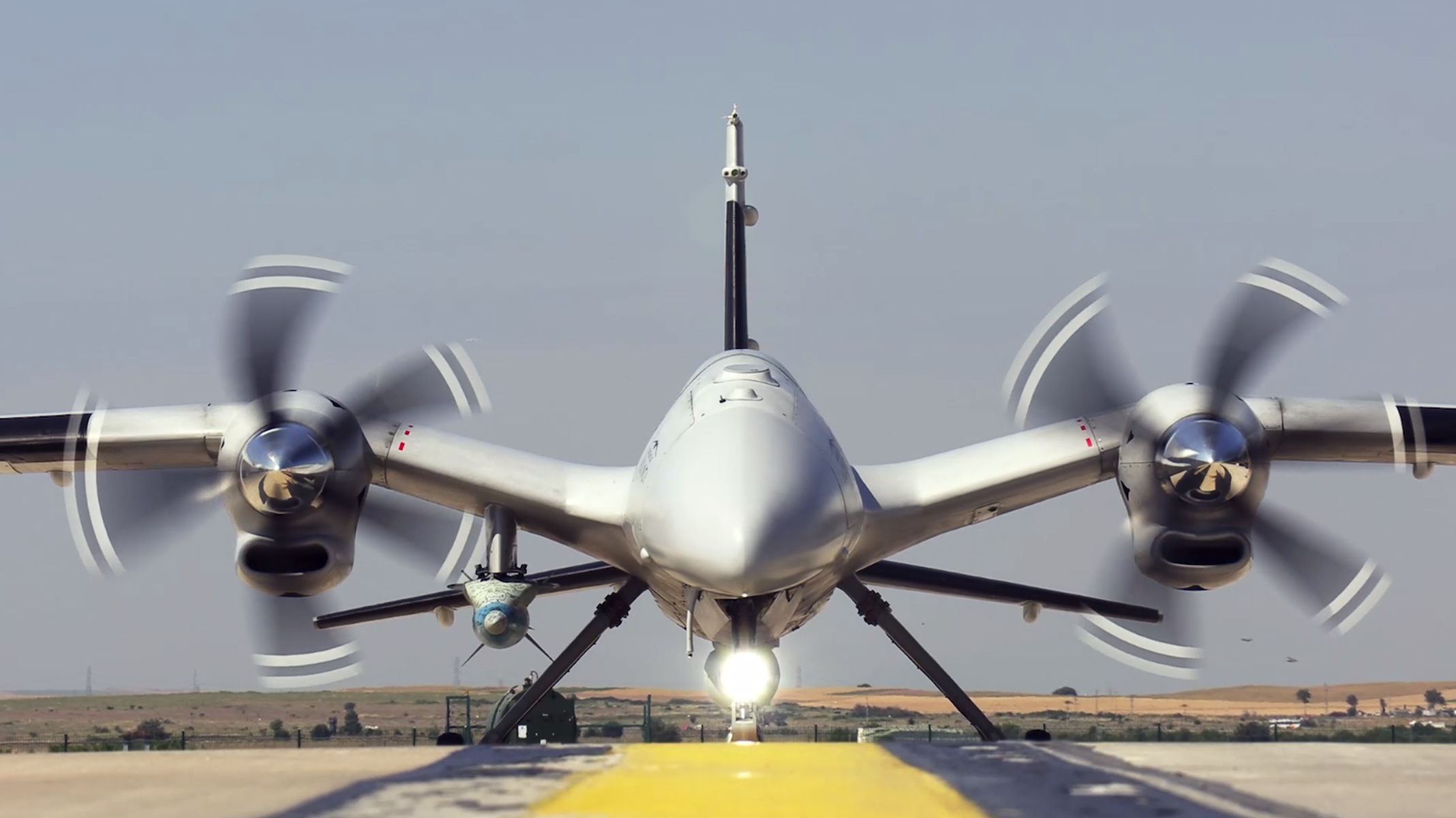 Bayraktar AKINCI mit einem ukrainischen Motor flog mehr als 800 km und zerstörte ein Oberflächenziel in einer Entfernung von 30 km Bayraktar AKINCI mit einem ukrainischen Motor flog mehr als 800 km und zerstörte ein Oberflächenziel in einer Entfernung von 30 km