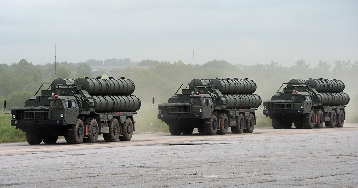 Russland hat offiziell bestätigt, dass das S-400 Triumf Luftverteidigungssystem im Wert von 5,43 Milliarden Dollar bis Ende 2024 an Indien geliefert wird. Russland hat offiziell bestätigt, dass das S-400 Triumf Luftverteidigungssystem im Wert von 5,43 Milliarden Dollar bis Ende 2024 an Indien geliefert wird.