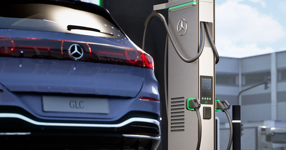 Bereit, den elektrisch freundlichen Partner zu tanken: Mercedes-Benz GLC EQ an der Ladestation