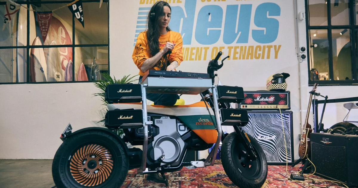 Musik und Geschwindigkeit: Wie Deus Ex einen BMW CE 02 in ein DJ-Pad verwandelt Lernen Sie den BMW CE 02 kennen: Das E-Bike mit dem DJ-Herz von Deus Ex.