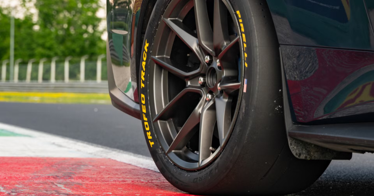 Der neue Ford Mustang Dark Horse: Testfahrt mit Pirelli P Zero Trofeo Track-Reifen Testen des Pirelli P Zero Trofeo Track auf dem neuen Ford Mustang Dark Horse