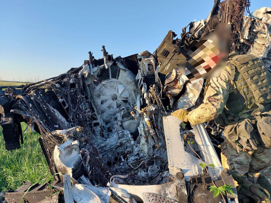 Marinesoldaten der Streitkräfte der Ukraine zeigten die Überreste des abgeschossenen russischen Mi-28N-Hubschraubers