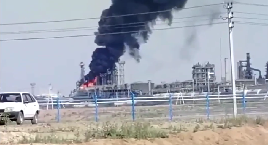 Ein Video eines Kamikaze-Drohnenangriffs auf eine Ölraffinerie in Russland wurde veröffentlicht Ein Video eines Kamikaze-Drohnenangriffs auf eine Ölraffinerie in Russland wurde veröffentlicht