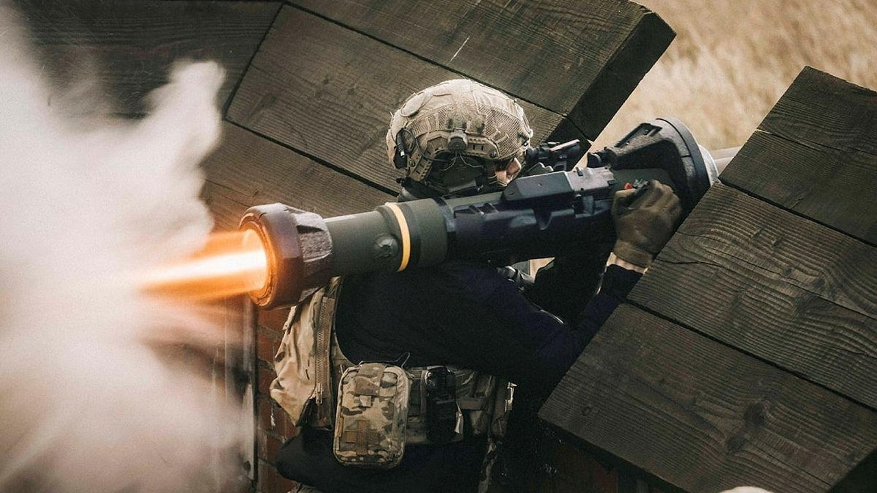 Das Militär hat aus NLAW eine Felddusche gemacht, und Zivilisten verwenden den verbrauchten ATGM-Koffer als tragbaren Hühnerstall Das Militär hat aus NLAW eine Felddusche gemacht, und Zivilisten verwenden den verbrauchten ATGM-Koffer als tragbaren Hühnerstall