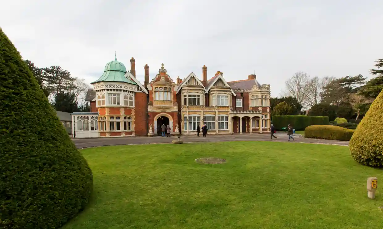Das Vereinigte Königreich wird ein globales Gipfeltreffen zu den Risiken der künstlichen Intelligenz in Bletchley Park abhalten, wo im Zweiten Weltkrieg die deutsche Enigma entschlüsselt wurde. Das Vereinigte Königreich wird ein globales Gipfeltreffen zu den Risiken der künstlichen Intelligenz in Bletchley Park abhalten, wo im Zweiten Weltkrieg die deutsche Enigma entschlüsselt wurde.