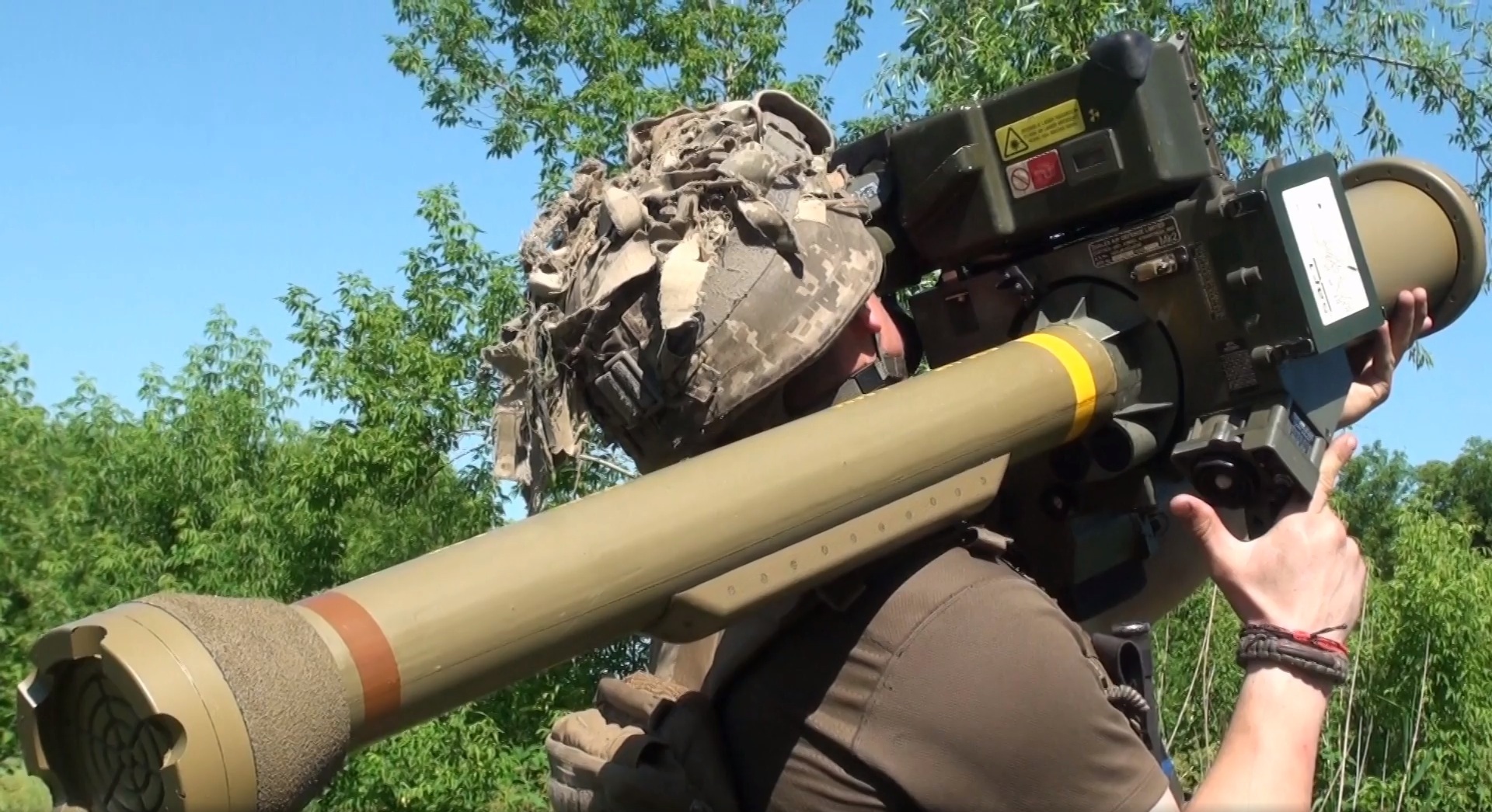 Ukrainische Fallschirmjäger veröffentlichten ein Video über die Zerstörung eines russischen Ka-52-Hubschraubers durch das britische Martlet MANPADS Ukrainische Fallschirmjäger veröffentlichten ein Video über die Zerstörung eines russischen Ka-52-Hubschraubers durch das britische Martlet MANPADS