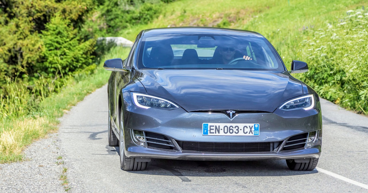 Tesla Model S: Gäste aus Frankreich sind auf unseren Straßen sichtbar Tesla Model S und französischer Straßenzauber: ein neuer Trend?