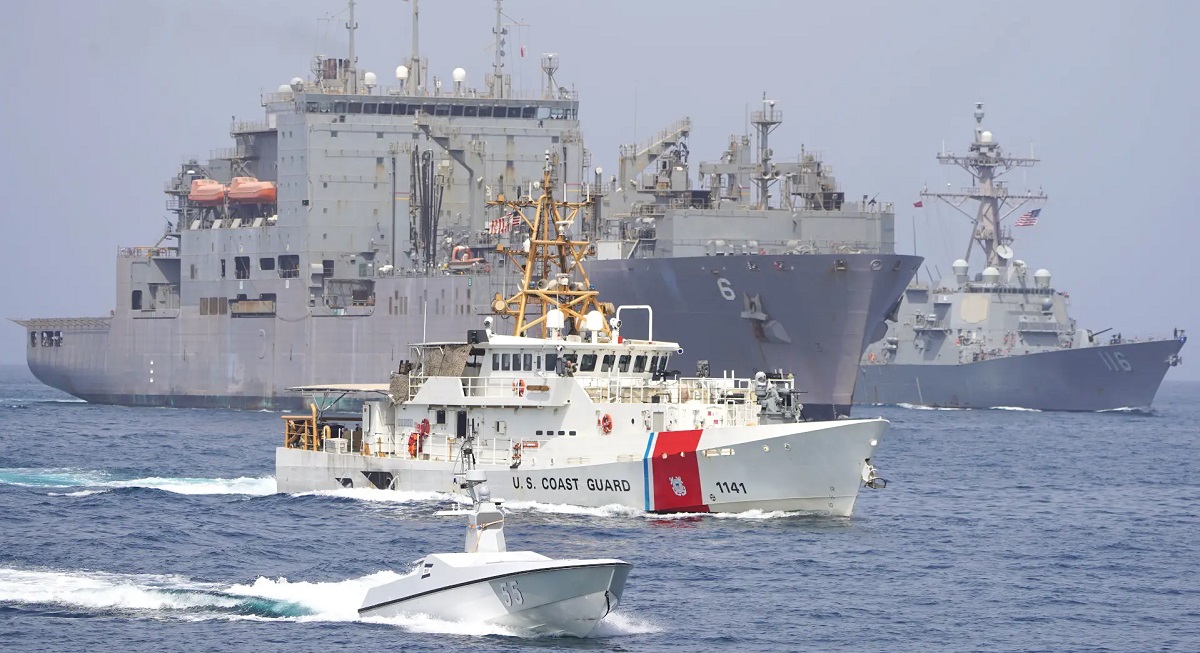 Das unbemannte Boot L3Harris Arabian Fox half, eine Gruppe von US-Schiffen unter Führung des Zerstörers USS Thomas Hudner durch die Straße von Hormuz zu eskortieren Das unbemannte Boot L3Harris Arabian Fox half, eine Gruppe von US-Schiffen unter Führung des Zerstörers USS Thomas Hudner durch die Straße von Hormuz zu eskortieren