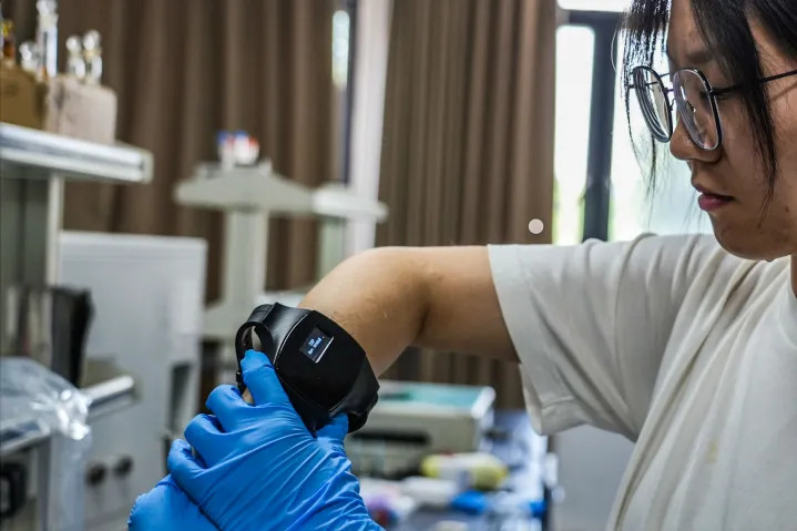Wissenschaftler aus China haben eine Smartwatch mit einem Schweißsensor entwickelt Wissenschaftler aus China haben eine Smartwatch mit einem Schweißsensor entwickelt