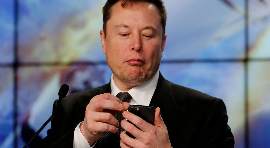 Die Polizei wird Elon Musk nicht für die Nutzung eines Smartphones während der Fahrt in einem Tesla mit aktiviertem Selbstfahrmodus bestrafen Die Polizei wird Elon Musk nicht für die Nutzung eines Smartphones während der Fahrt in einem Tesla mit aktiviertem Selbstfahrmodus bestrafen