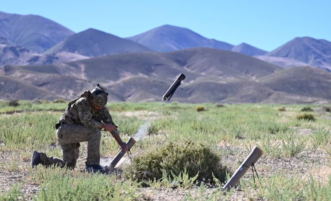 Inspiriert von den Erfahrungen in der Ukraine will die US-Armee die tragbaren Kamikaze-Drohnen LASSO dringend für die Zerstörung von Panzern ausbilden Inspiriert von den Erfahrungen in der Ukraine will die US-Armee die tragbaren Kamikaze-Drohnen LASSO dringend für die Zerstörung von Panzern ausbilden