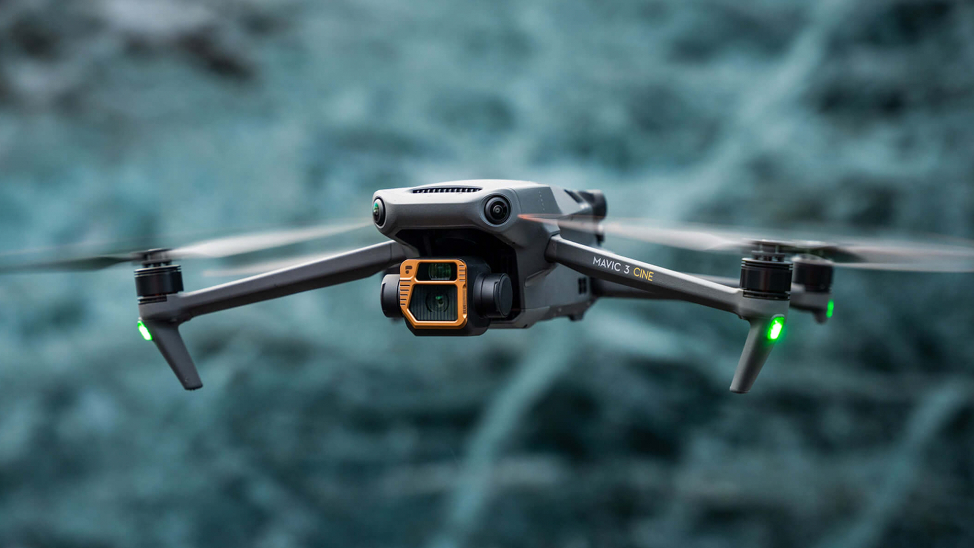 Ukrainische Soldaten werfen mit einem Consumer-DJI-Quadcopter und einem Android-Smartphone Sprengstoff auf den Feind Ukrainische Soldaten werfen mit einem Consumer-DJI-Quadcopter und einem Android-Smartphone Sprengstoff auf den Feind