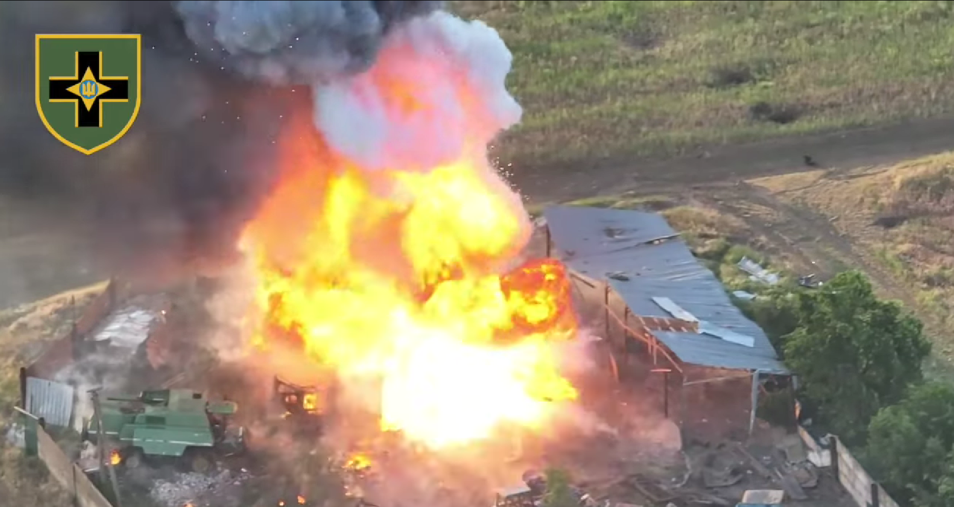 Drohne filmte vom Himmel aus ein spektakuläres Video der Zerstörung des russischen BMP Drohne filmte vom Himmel aus ein spektakuläres Video der Zerstörung des russischen BMP