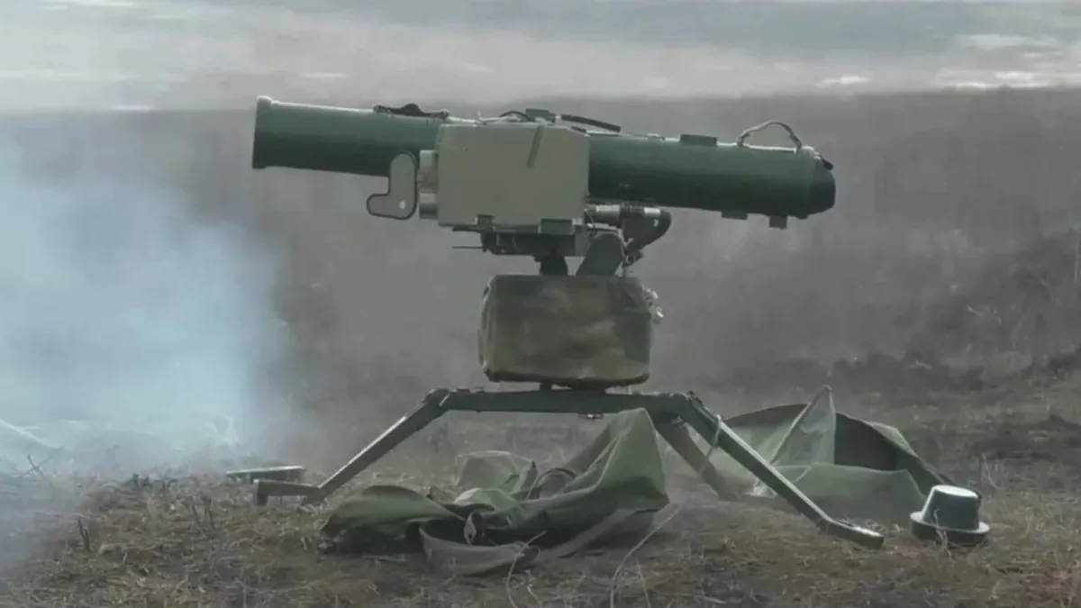 Das ukrainische Militär zerstörte den sich bewegenden BRDM-2 mit Hilfe des Stugna-P ATGM Das ukrainische Militär zerstörte den sich bewegenden BRDM-2 mit Hilfe des Stugna-P ATGM