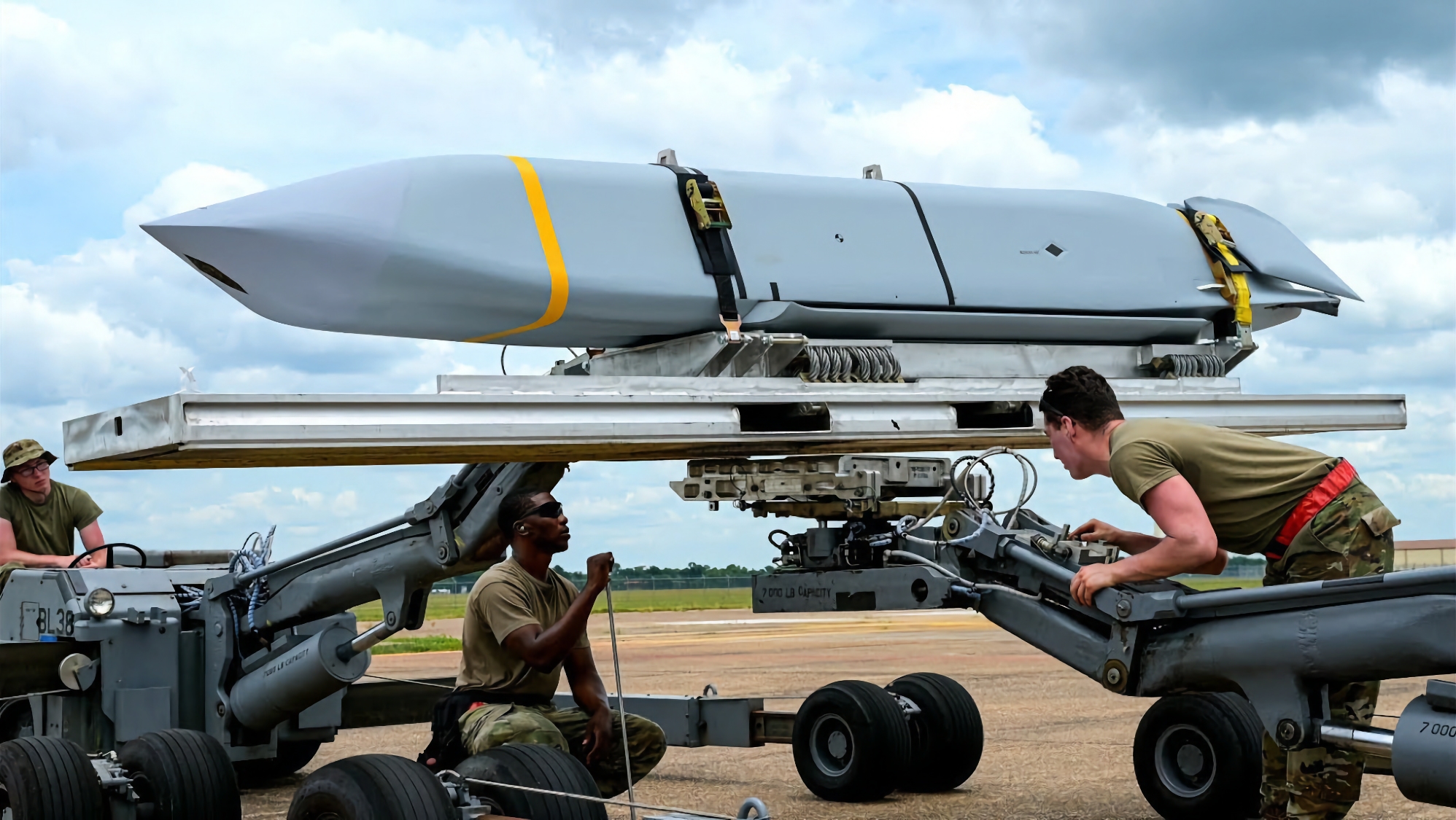 Die USA erwägen, der Ukraine AGM-158 JASSM-Raketen für F-16-Flugzeuge mit einer Reichweite von 370 bis 980 Kilometern zur Verfügung zu stellen. Die USA erwägen, der Ukraine AGM-158 JASSM-Raketen für F-16-Flugzeuge mit einer Reichweite von 370 bis 980 Kilometern zur Verfügung zu stellen.