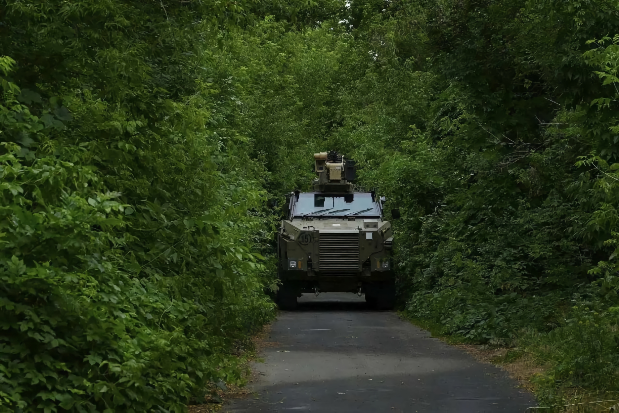 An der Front wurden australische gepanzerte Bushmaster-Fahrzeuge mit einem EOS R400-Mk2-Kampfmodul auf dem Dach gesichtet