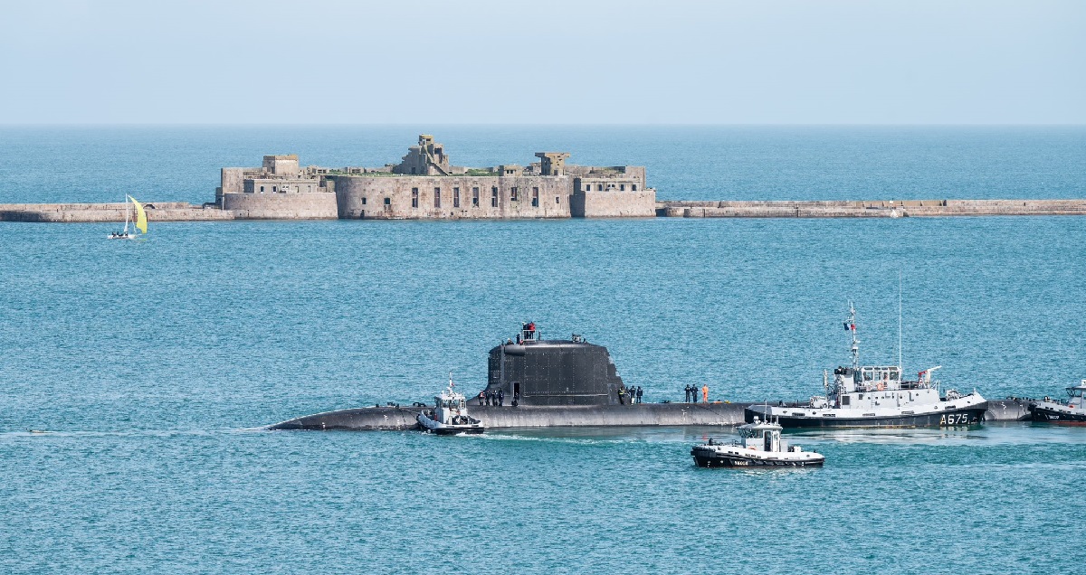 Die französische Marine hat ein atomgetriebenes Angriffs-U-Boot der Barracuda-Klasse (Duguay-Trouin) erhalten, das mit Marine-SCALP-Raketen mit einer maximalen Startreichweite von 1.000 Kilometern bewaffnet sein wird. Die französische Marine hat ein atomgetriebenes Angriffs-U-Boot der Barracuda-Klasse (Duguay-Trouin) erhalten, das mit Marine-SCALP-Raketen mit einer maximalen Startreichweite von 1.000 Kilometern bewaffnet sein wird.