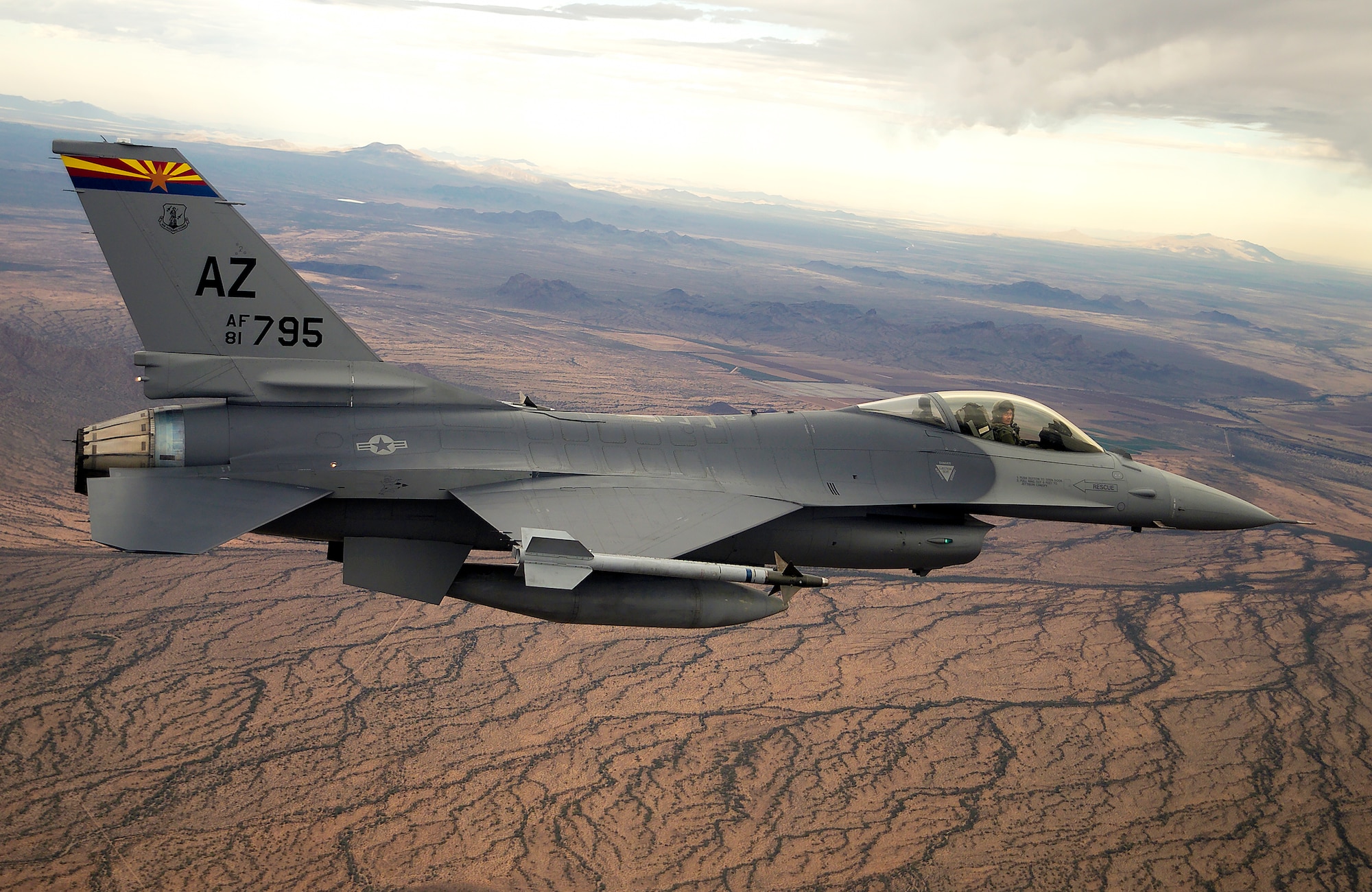 Die erste Gruppe ukrainischer Piloten absolvierte in den USA ein Trainingsprogramm für den Einsatz von F-16 Fighting Falcon Kampfflugzeugen Die erste Gruppe ukrainischer Piloten absolvierte in den USA ein Trainingsprogramm für den Einsatz von F-16 Fighting Falcon Kampfflugzeugen